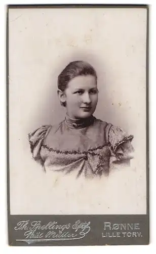 Fotografie Paul Müller, Ronne, Lille Torv, Junge Dame mit freundlichen Lächeln