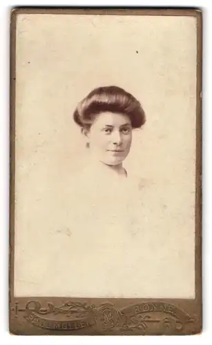 Fotografie Paul Müller, Ronne, Lille Torv, Apparte Frau mit toupierten Haaren, schwebender Kopf