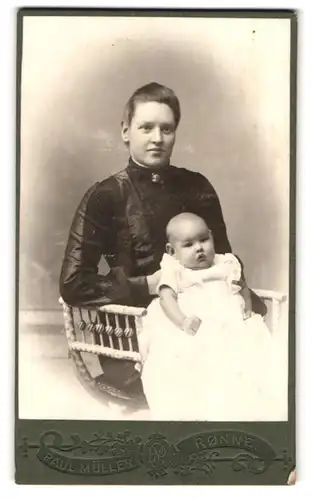 Fotografie Paul Müller, Ronne, Lille Torv, Stolze Mutter mit ihrem pausbackigen Spross