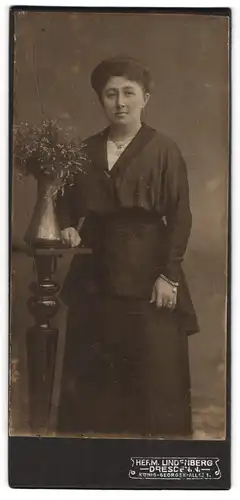 Fotografie Herm. Lindenberg, Dresden-N, König-Georgen-Allee 1, Portrait junge Dame in modischer Kleidung