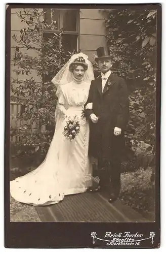 Fotografie Erich Herter, Berlin-Steglitz, Albrechtstrasse 16, Portrait junges Paar in Hochzeitskleidung mit Blumenstrauss