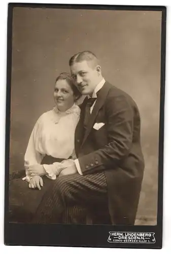 Fotografie Herm. Lindenberg, Dresden-N., König-Georgen-Allee 1, Portrait junges Paar in modischer Kleidung