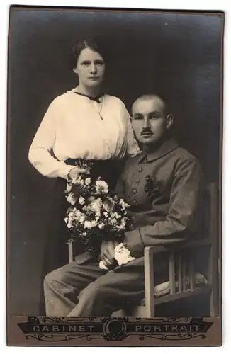 Fotografie unbekannter Fotograf und Ort, Cabinet-Portrait Soldat in Uniform und Frau mit Blumen