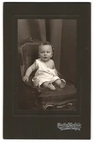Fotografie Martin Herzfeld, Dresden, Pragerstrasse 7, Portrait süsses Kleinkind im weissen Hemd