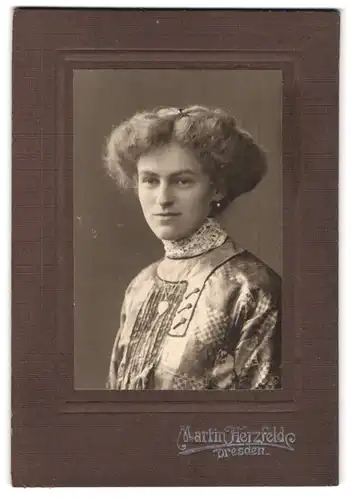 Fotografie Martin Herzfeld, Dresden, Portrait junge Dame mit moderner Frisur