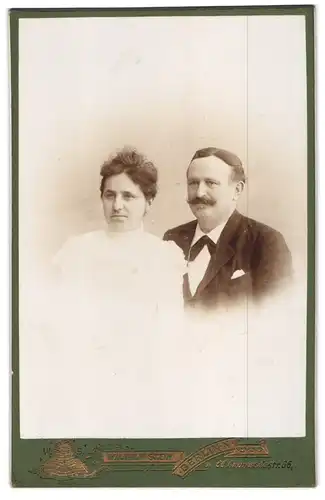 Fotografie Wilhelm Stein, Berlin-N., Chaussee-Strasse 66, Portrait junges Paar in hübscher Kleidung