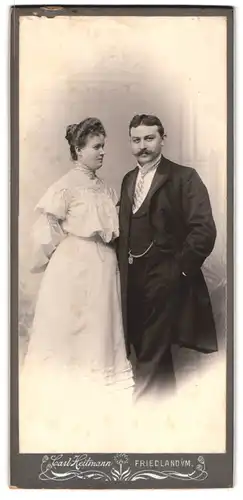 Fotografie Carl Heitmann, Friedland i /M., Portrait junges Paar in eleganter Kleidung