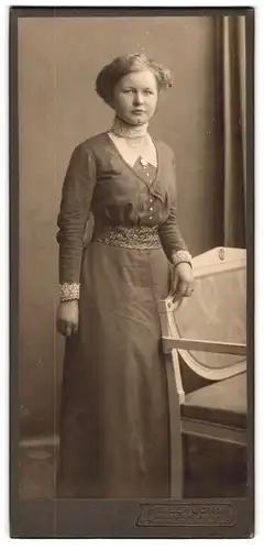 Fotografie Atelier John, Neuhaldensleben, Hohenzollernstrase 26, Portrait junge Dame im modischen Kleid