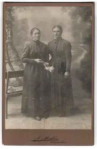 Fotografie A. Miehler, Traunstein, Portrait zwei junge Damen in Kleidern