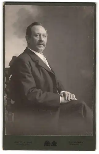 Fotografie Karl Schipper, Wiesbaden, Rheinstrasse 31, Portrait bürgerlicher Herr mit Moustache