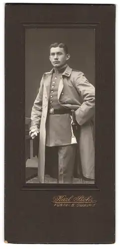 Fotografie Karl Stöhr, Fürth i. B., Glückstrasse 7, Portrait Soldat im Uniformmantel mit Handschuhen