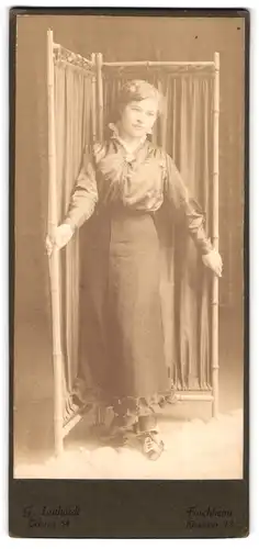 Fotografie G. Luthardt, Forchheim, Klosterstrasse 13, Portrait junge Dame in hübscher Bluse und Rock