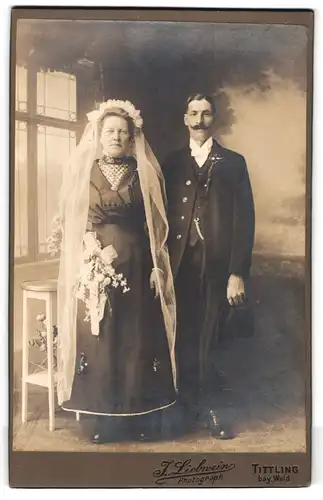 Fotografie J. Liebwein, Tittling /Bay. Wald, Portrait bürgerliches Paar in Hochzeitskleidung mit Schleier und Blumen