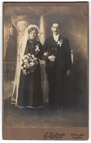 Fotografie J. Liebwein, Tittling /Bay. Wald, Portrait junges Paar in Hochzeitskleidung mit Blumenstrauss