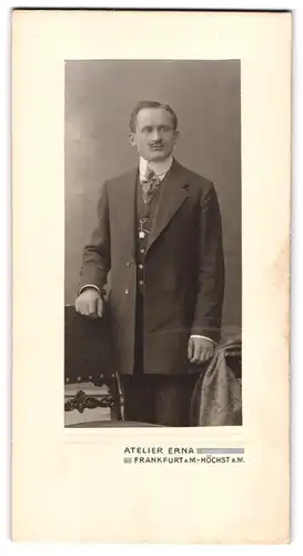 Fotografie W. Husenbeth, Frankfurt a /M., Kaiserstrasse 5 a, Portrait junger Herr im Anzug mit Krawatte
