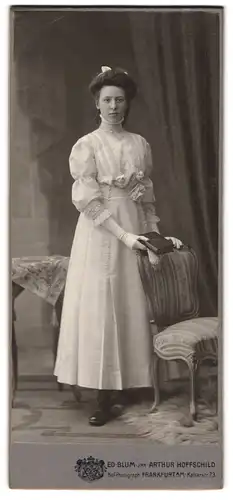 Fotografie Arthur Hoffschild, Frankfurt a /M., Kaiserstrasse 73, Portrait elegante Dame mit Handschuhen und Buch