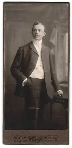 Fotografie Adolf Stolle, Hamburg, Speersort 5 II, Portrait eleganter Herr mit Moustache
