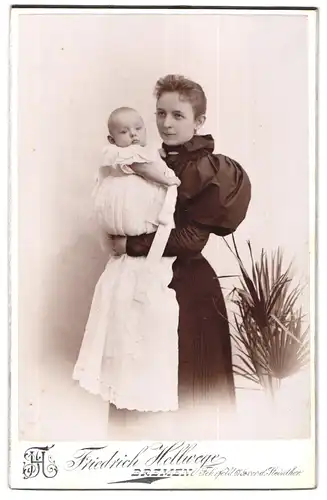 Fotografie Friedr. Hellwege, Bremen, Fehrfeld 61, Portrait elegante Dame mit Kleinkind auf dem Arm