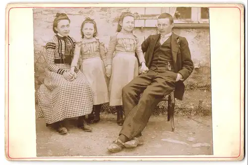 Fotografie unbekannter Fotograf und Ort, Portrait junge Dame und junger Herr mit zwei Mädchen in modischer Kleidung