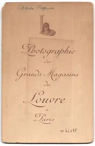 Fotografie Photographie des Grands Magasins du Louvre, Paris, Portrait älterer Herr im Anzug mit Vollbart