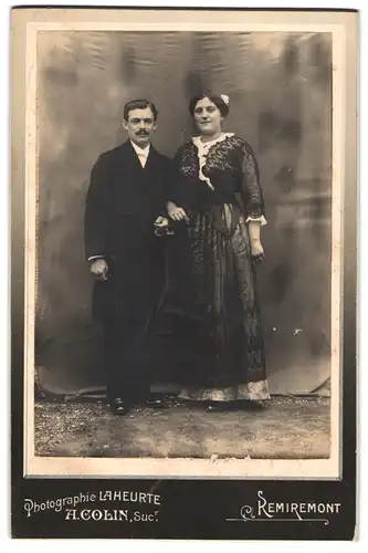 Fotografie A. Colin Sucr., Remiremont, Portrait bürgerliches Paar in hübscher Kleidung