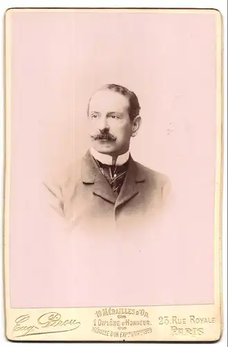 Fotografie Eug. Pirou, Paris, 23, Rue Royale, Portrait bürgerlicher Herr mit Moustache