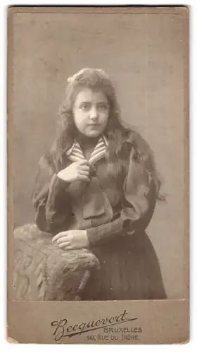 Fotografie Becquevort, Bruxelles, 147, Rue du Trône, Portrait junge Dame in Matrosenbluse und Rock
