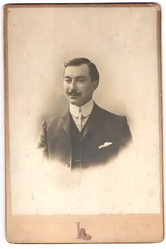 Fotografie Photographie des Grands Magasins du Louvre, Paris, Portrait eleganter Herr mit Oberlippenbart