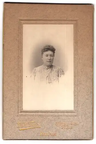 Fotografie M. H. Fontès, Paris, 19, Avenue des Ternes, 19, Portrait ältere Dame mit Kragenbrosche