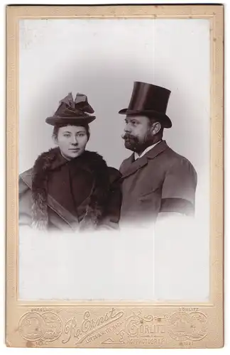 Fotografie R. Ernst, Görlitz, Portrait junges Paar in winterlicher Kleidung