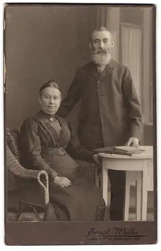 Fotografie Ernst Wilke, Goslar a /Harz, Breitestrasse 98, Portrait älteres Paar in hübscher Kleidung