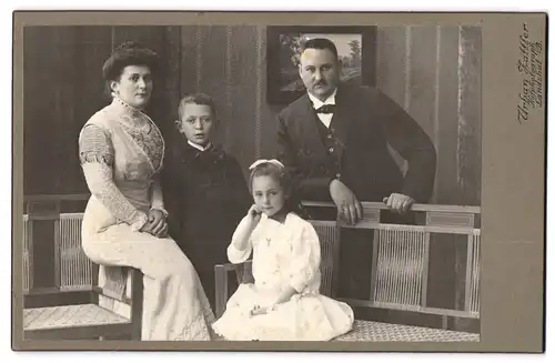 Fotografie U. Zattler, Landshut i /B., Zwischen den Brücken 684, Portrait bürgerliches Paar mit zwei Kindern