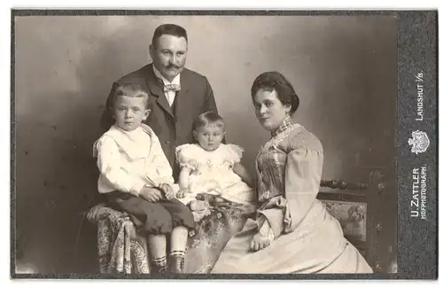 Fotografie U. Zattler, Landshut i /B., Zwischen den Brücken 684, Portrait bürgerliches Paar mit Sohn und Kleinkind