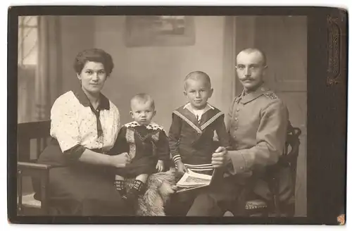 Fotografie Heinrich Wagner, Ehrenfriedersdorf, Portrait Soldat in Uniform mit Frau und Kindern