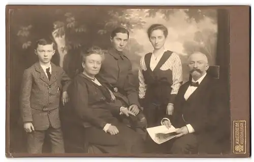 Fotografie A. Wertheim, Berlin, Rosenthalerstrase, Portrait Soldat in Uniform mit seiner Familie