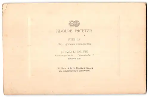 Fotografie Adolph Richter, Leipzig-Lindenau, Merseburger Str. 61, Portrait zwei Jungen & Kleinkind in hübscher Kleidung