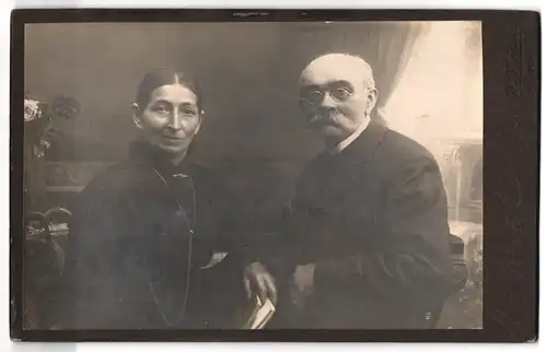Fotografie W. Fichtner, Schandau a /Elbe, Portrait älteres Paar in hübscher Kleidung