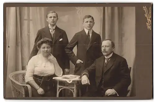 Fotografie H. Engelbrecht, Bayreuth, Portrait bürgerliches Paar mit zwei älteren Söhnen