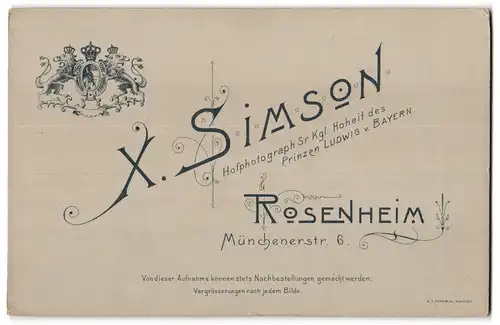 Fotografie X. Simson, Rosenheim, Münchenerstrasse 6, Portrait nackiges Kleinkind mit Puppe