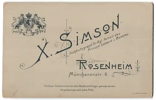 Fotografie X. Simson, Rosenheim, Münchenerstrasse 6, Portrait nackiges Kleinkind mit Puppe