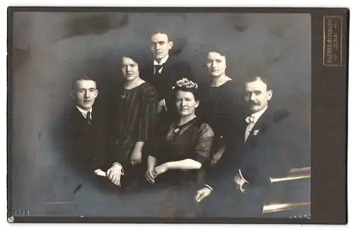 Fotografie Alfred Bischoff, Jena, Johannisplatz 25, Portrait bürgerliche Herrschaften in modischer Kleidung
