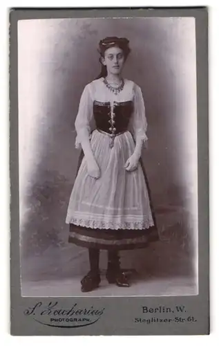 Fotografie S. Zacharias, Berlin, Steglitzer-Str. 61, Portrait junge Frau im Kostüm zum Fasching
