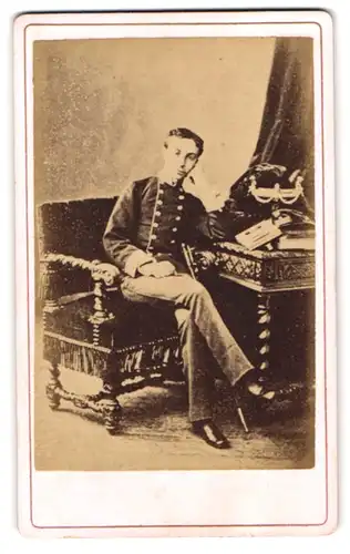 Fotografie unbekannter Fotograf und Ort, Portrait Alfons XIII. von Spanien in Uniform mit Säbel