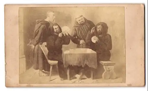 Fotografie unbekannter Fotograf und Ort, Portrait vier Mönchen beim Skat spielen im Kloster