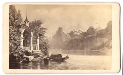 Fotografie unbekannter Fotograf, Ansicht Sisikon, Blick auf die Tellskapelle vom See aus