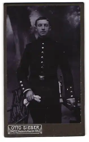 Fotografie Otto Sieber, Metz, Diedenhofnerstr. 105, Portrait junger Soldat in Uniform mit Bajonett und Portepee
