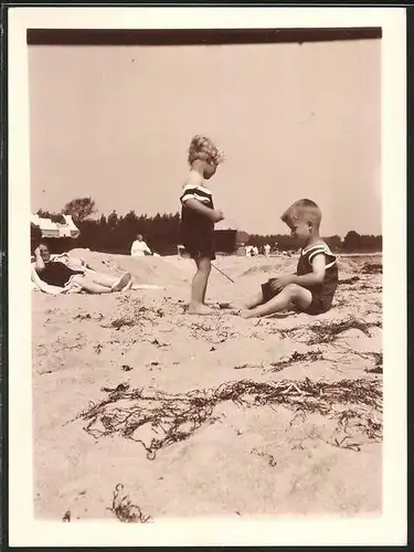 Fotografie unbekannter Fotograf, Ansicht Boltenhagen, Bademode, Knaben in Badebekleidung spielen am Strand