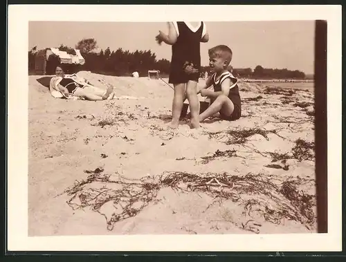 Fotografie unbekannter Fotograf, Ansicht Boltenhagen, Bademode, niedliche Knabe in Badebekleidung am Strand