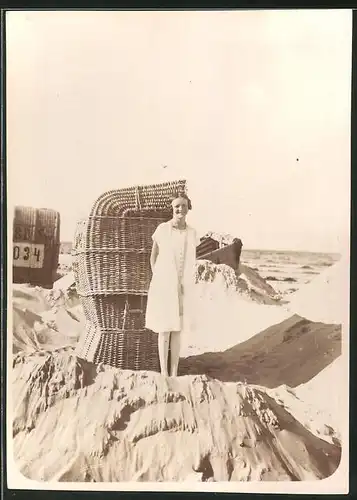 Fotografie Bademode, Mädchen im Strandbad vor Strandkorb stehend