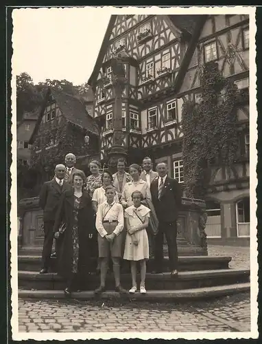 Fotografie unbekannter Fotograf, Ansicht Miltenberg, Reisegruppe am Brunnen auf dem Marktplatz